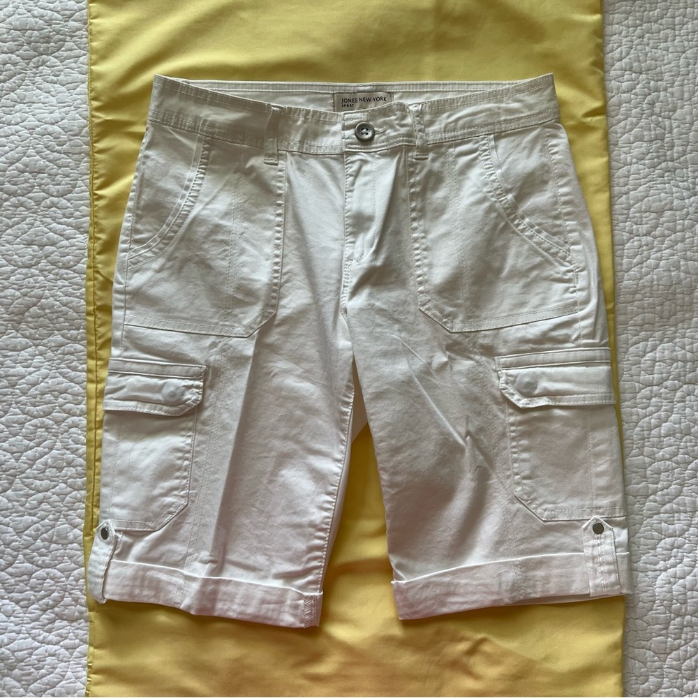 Jones New York Sport Bermuda White Shorts women’s size 2(runs large)